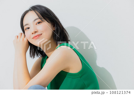 緑色のタンクトップの女性　　 108121374