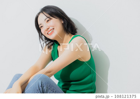 緑色のタンクトップの女性 緑色のタンクトップの女性 108121375