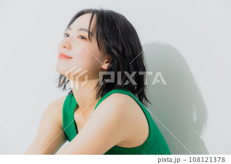 緑色のタンクトップの女性　　 108121378