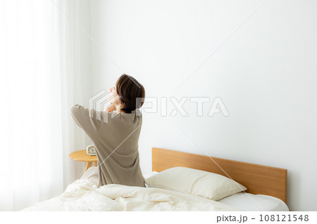 ベッドに座る女性 108121548