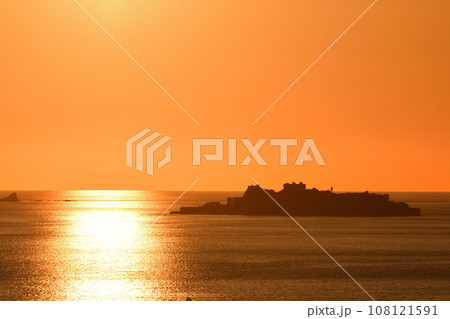 軍艦島の夕景 108121591