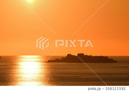 軍艦島の夕景 108121592