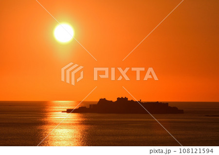軍艦島の夕景 108121594
