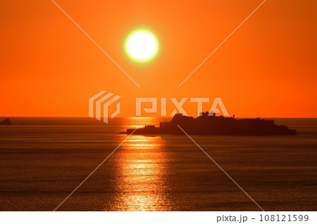 軍艦島の夕景 軍艦島の夕景 108121599