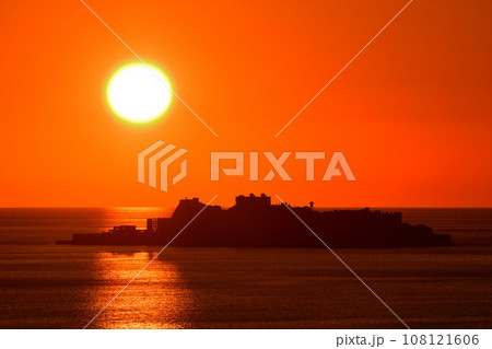 軍艦島の夕景 108121606