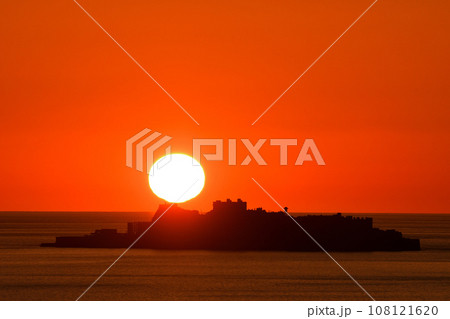 軍艦島の夕景 108121620