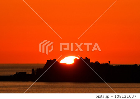 軍艦島の夕景 108121637
