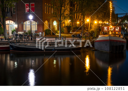 Night Amsterdam Quay with Bicycles and Houseboats 108122851