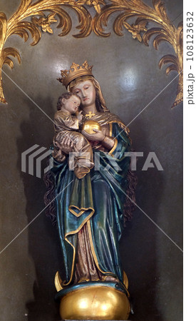 Virgin Mary with baby Jesus, statue on the altar in Our Lady church in Aschaffenburg, Germany 108123632