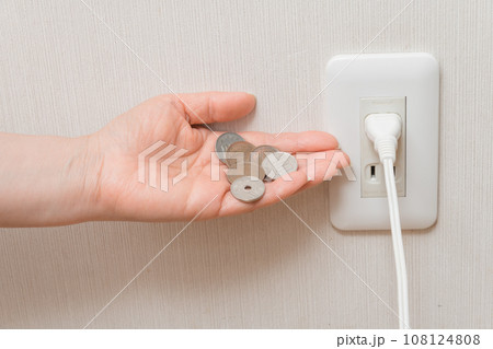【電気代の節約をイメージする主婦　小銭編】 108124808