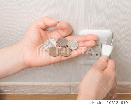 【電気代の節約をイメージする主婦　小銭編】 108124810