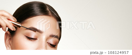 Beauty woman applying black mascara on eyelashes Beauty woman applying black mascara on eyelashes 108124957