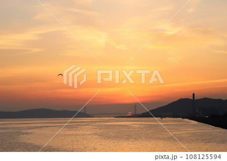 神戸港ベイクルーズ 明石海峡大橋の夕焼け（兵庫県 神戸市） 108125594