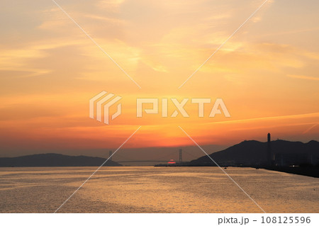 神戸港ベイクルーズ 明石海峡大橋の夕焼け（兵庫県 神戸市） 108125596