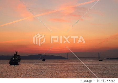 神戸港ベイクルーズ 明石海峡大橋の夕焼け（兵庫県 神戸市） 108125597