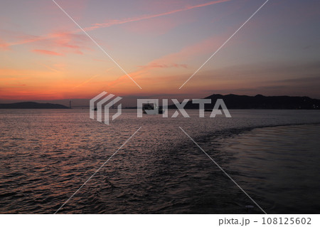 神戸港ベイクルーズ 明石海峡大橋の夕焼け（兵庫県 神戸市） 108125602