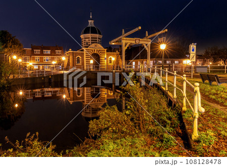 The old city gate Morspoort in Leiden at sunrise. 108128478