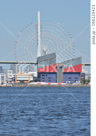 海遊館と観覧車 海遊館と観覧車 108129423