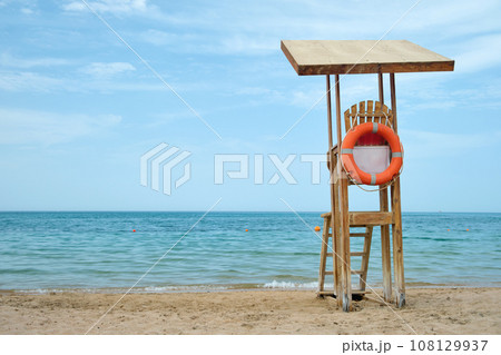 Emplty wooden lifeguard station on sandy beach on ocean shore in summer 108129937