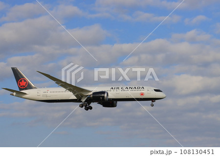 成田空港に着陸するエアカナダ機　 108130451