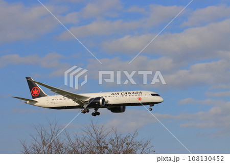 成田空港に着陸するエアカナダ機　 108130452