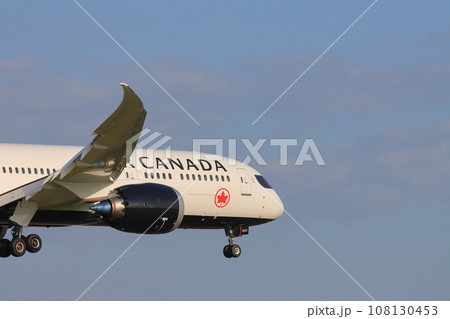 成田空港に着陸するエアカナダ機　 108130453