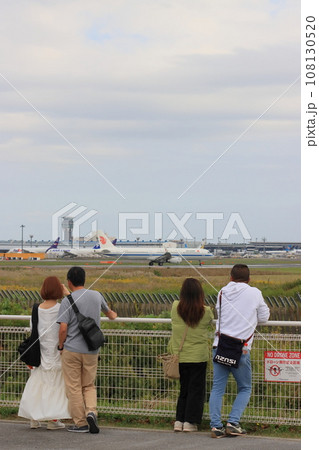 離陸する旅客機を見送る女性 カップル 離陸する旅客機を見送る女性 カップル 108130520