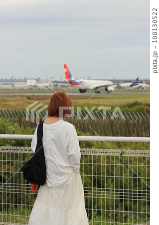 離陸する旅客機を見送る女性　カップル 108130522
