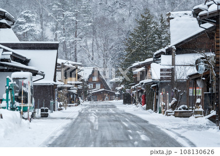 【白川郷】雪降る早朝のメイン通り 【白川郷】雪降る早朝のメイン通り 108130626