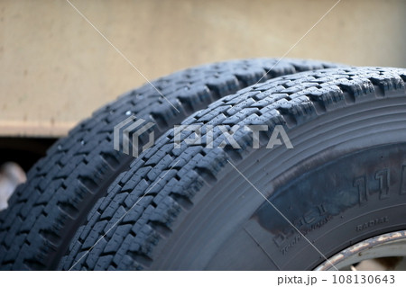 トラックのタイヤ　イメージ 108130643