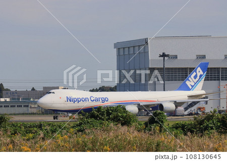離陸に向かう大型貨物機 747 離陸に向かう大型貨物機 747 108130645
