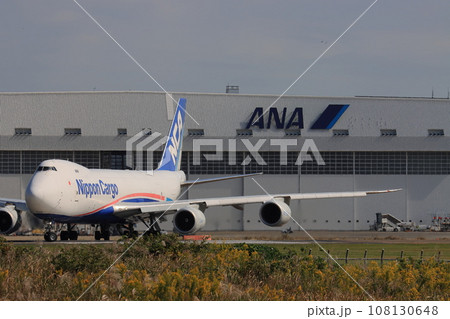 離陸に向かう大型貨物機　747 108130648