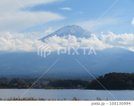 川口湖畔から富士山を望む 108130994