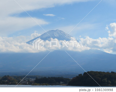 川口湖畔から富士山を望む 川口湖畔から富士山を望む 108130998