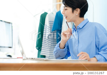 自宅で仕事をする個人事業主の女性 108131267