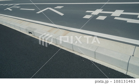歩道と車道の間の境界ブロック 歩道と車道の間の境界ブロック 108131463