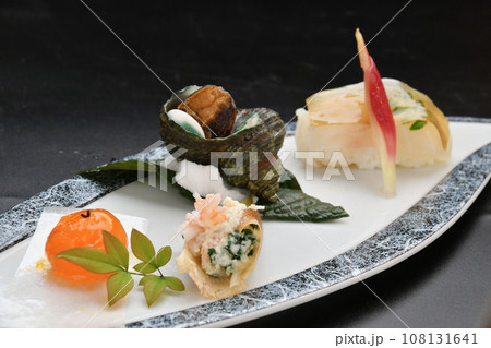 料亭で出される旬の食材を盛り付けた料理　八寸 108131641