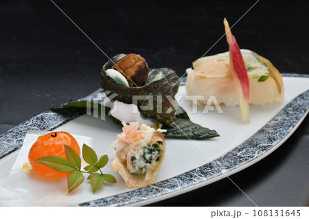 料亭で出される旬の食材を盛り付けた料理　八寸 108131645