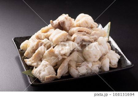 牛白もつ　(国産)　下茹で済み 108131694