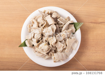 牛白もつ　(国産)　下茹で済み 108131708