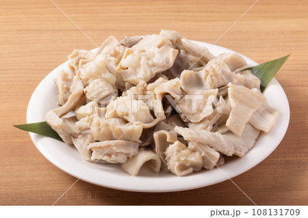 牛白もつ　(国産)　下茹で済み 108131709