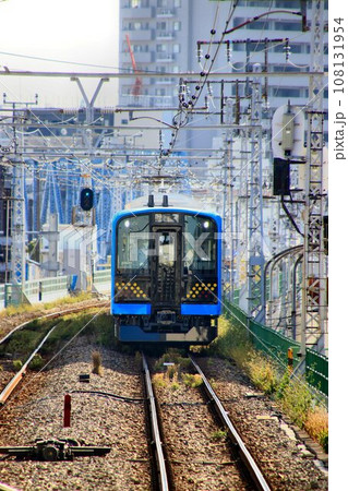 昭和の面影を残す鶴見線に現れた令和の新車… 鶴見駅に入線する新型車E131系 108131954