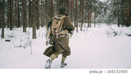 Re-enactor Dressed As American Infantry Soldier run On Attack. Usa Soldier Attack In Winter Forest. Usa Army Soldiers Of World War Ii Re-enactor Dressed As American Infantry Soldier run On Attack. Usa Soldier Attack In Winter Forest. Usa Army Soldiers Of World War Ii 108132005