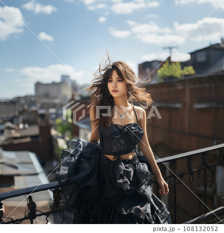 海外のテラスで遠くを見つめる、カクテルドレスを着た、日本人ハーフの美人女性 海外のテラスで遠くを見つめる、カクテルドレスを着た、日本人ハーフの美人女性 108132052