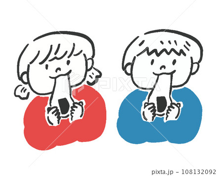 餅を食べる男の子と女の子の手描き風イラストセット　2色 108132092