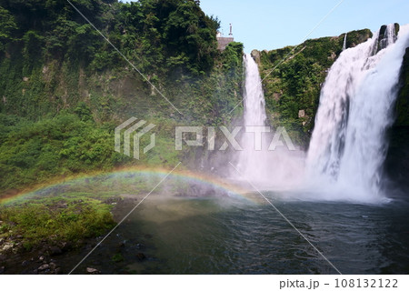 虹がかかる神々しい雄川の滝 虹がかかる神々しい雄川の滝 108132122