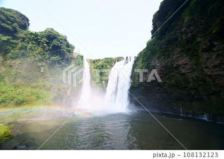 虹が架かる雄川の滝の自然風景 108132123