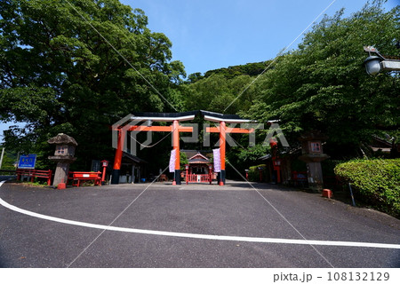 美しい諏訪神社の並ぶ鳥居 108132129