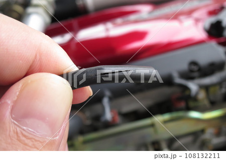 【自動車メンテナンス】経年劣化のため亀裂の入ったバキュームホース 108132211