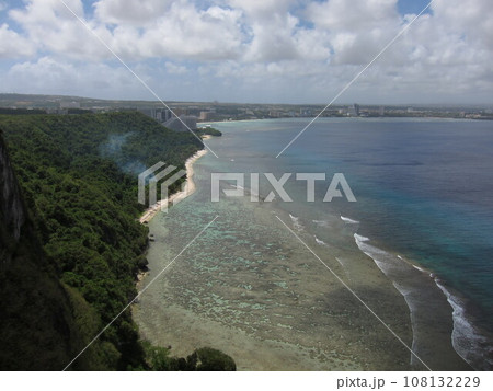 【グアム】恋人岬から見たタモン湾の全景 108132229